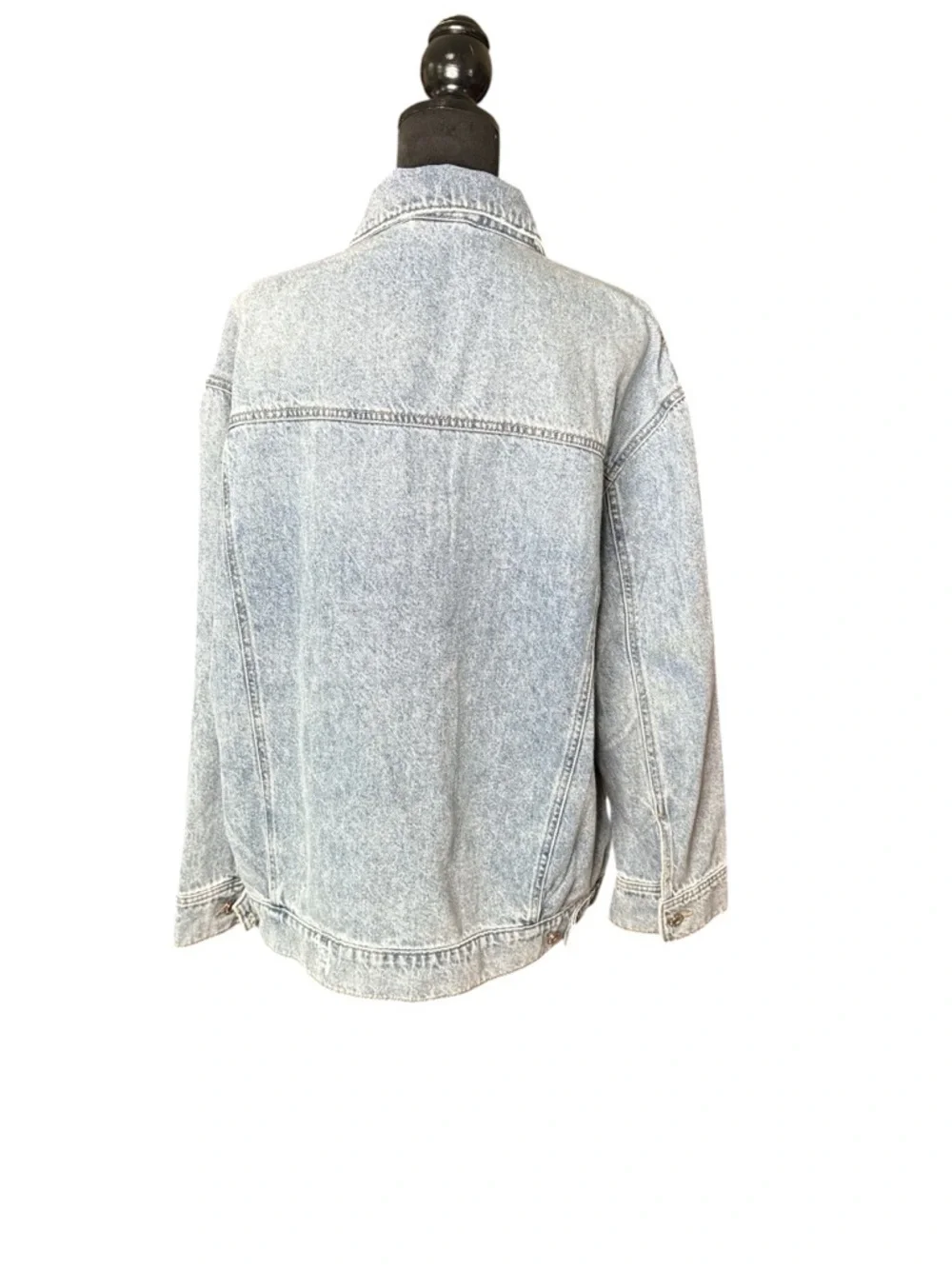 DAZE Cropped Denim Jacket Light Wash Button Front Size M NWT - Picture 4 of 9